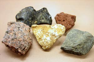 روزنامه دیواری در مورد سنگ ها