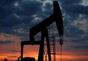 تحقیق بررسي وقايع نفت در يك دهه پيش از انقلاب